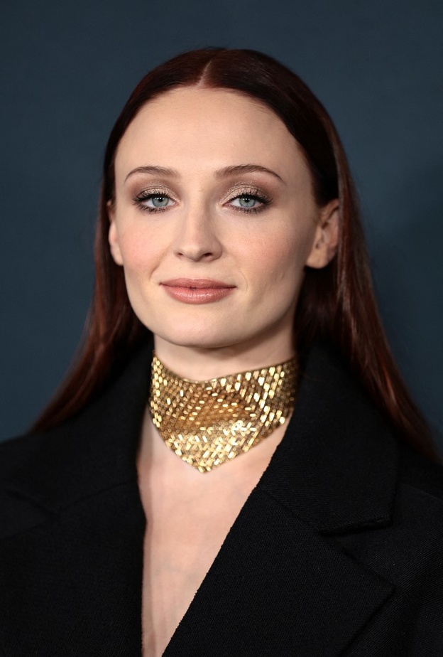 اطلالات صوفي تيرنر بظلال برونزية براقة