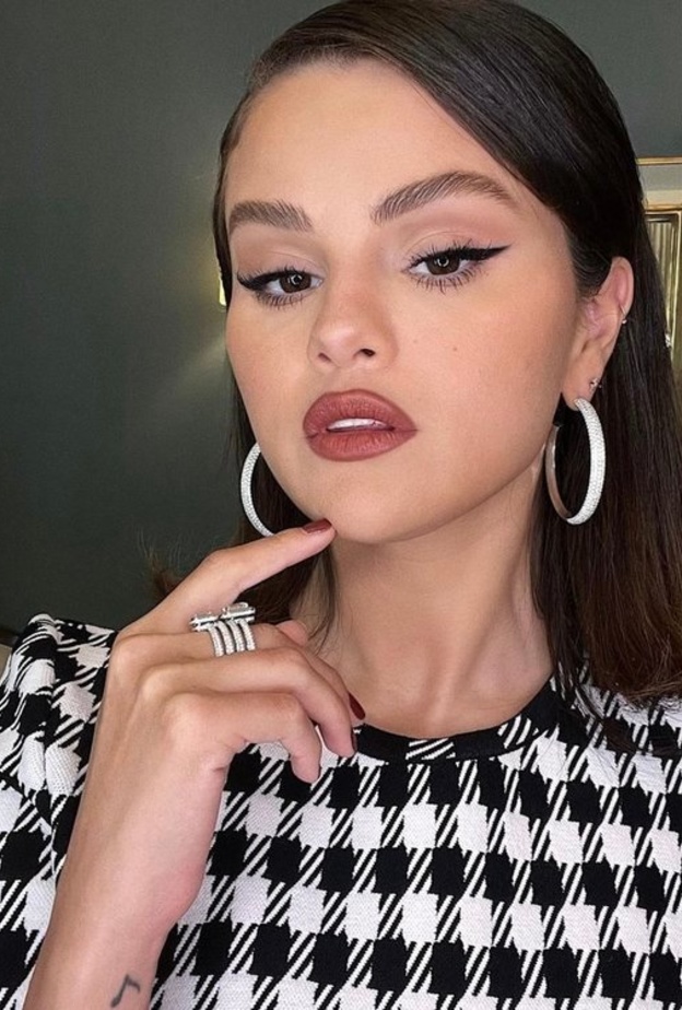 خطوات الحصول على مكياج سيلينا غوميز في أحدث إطلالاتها