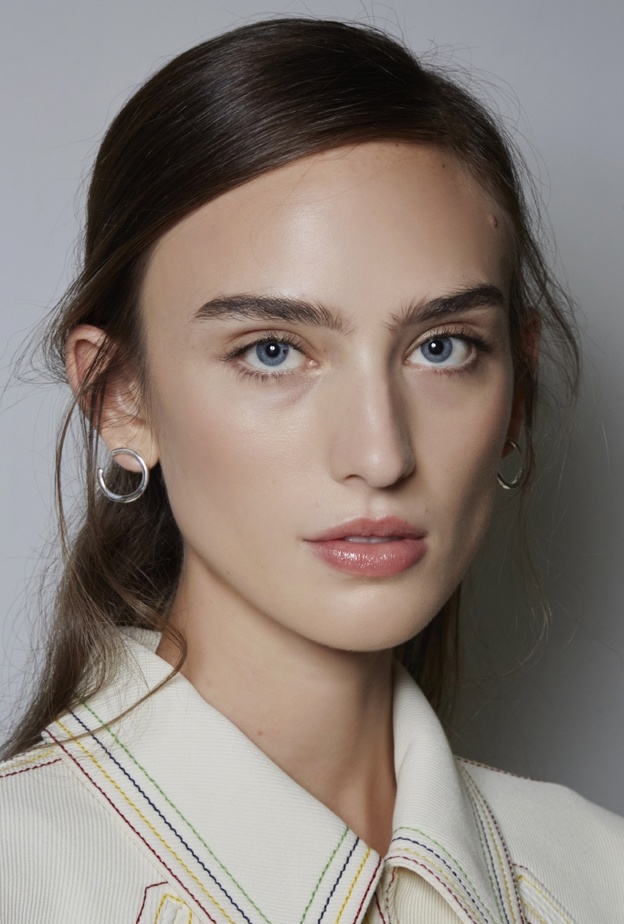 احمر شفاه مشمشي اومبريه من وحي دار Tory Burch