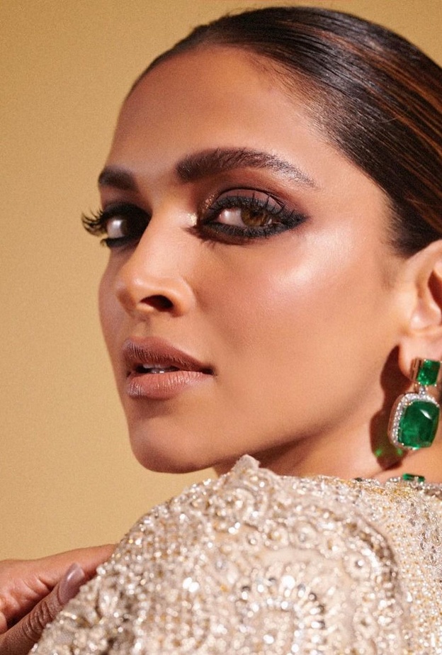 اطلالات ديبيكا بادكون بآيلاينر عريض مات ومشرق