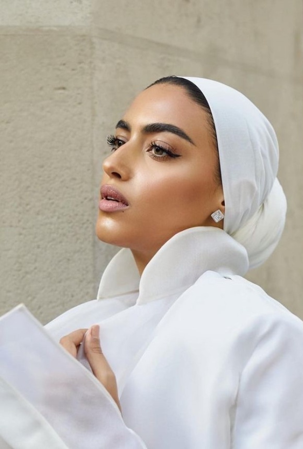 اطلالة يارا النملة البرونزية مع الايلاينر الرفيع