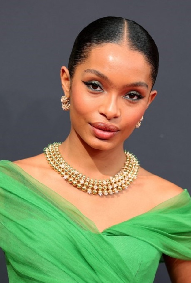 الآيلاينر الملون بألوان مناسبة لصاحبات البشرة السمراء على طريقة Yara Shahidi