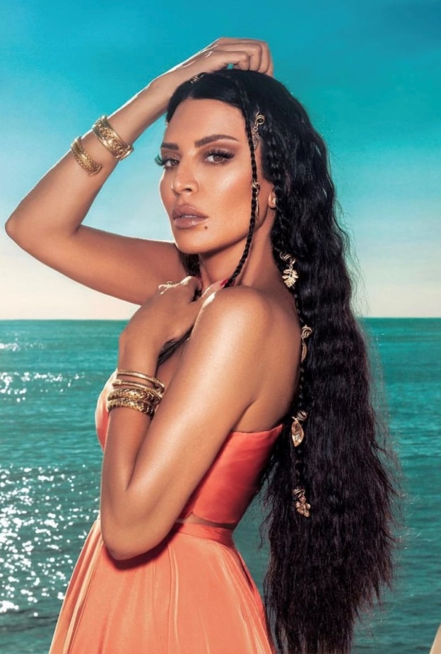 الأقراط على الضفائر واكسسورات شعر للعيد لتسريحة عصرية بأسلوب أمل بشوشة - الصورة من حساب ميشيل زيتون على انستغرام