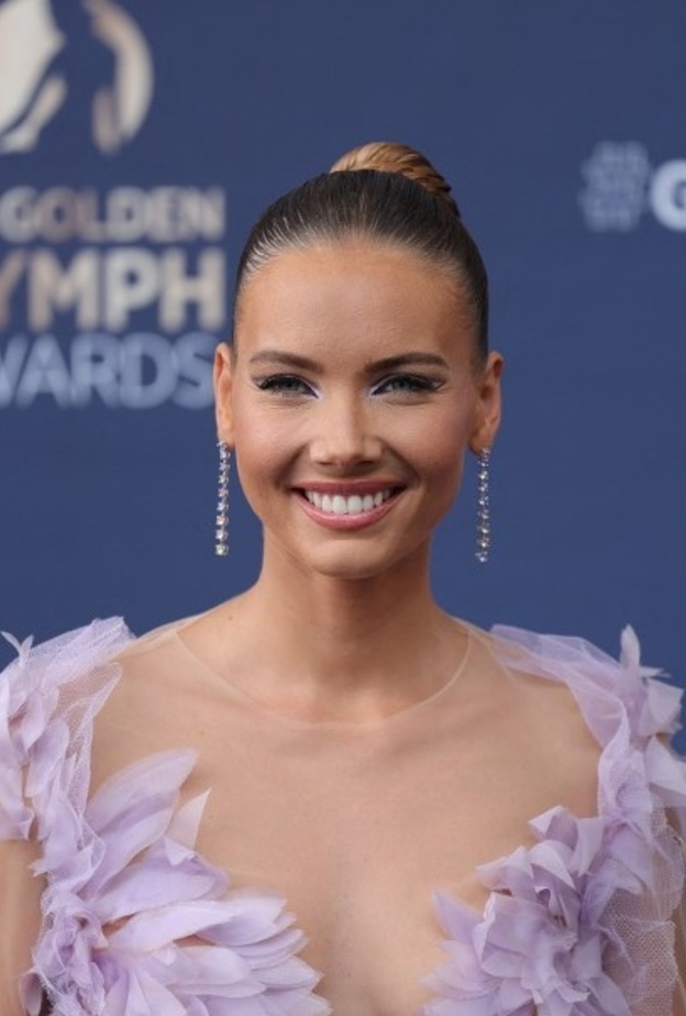 تسريحات راقية للشعر الطويل المرفوع في العيد مع Amandine Petit