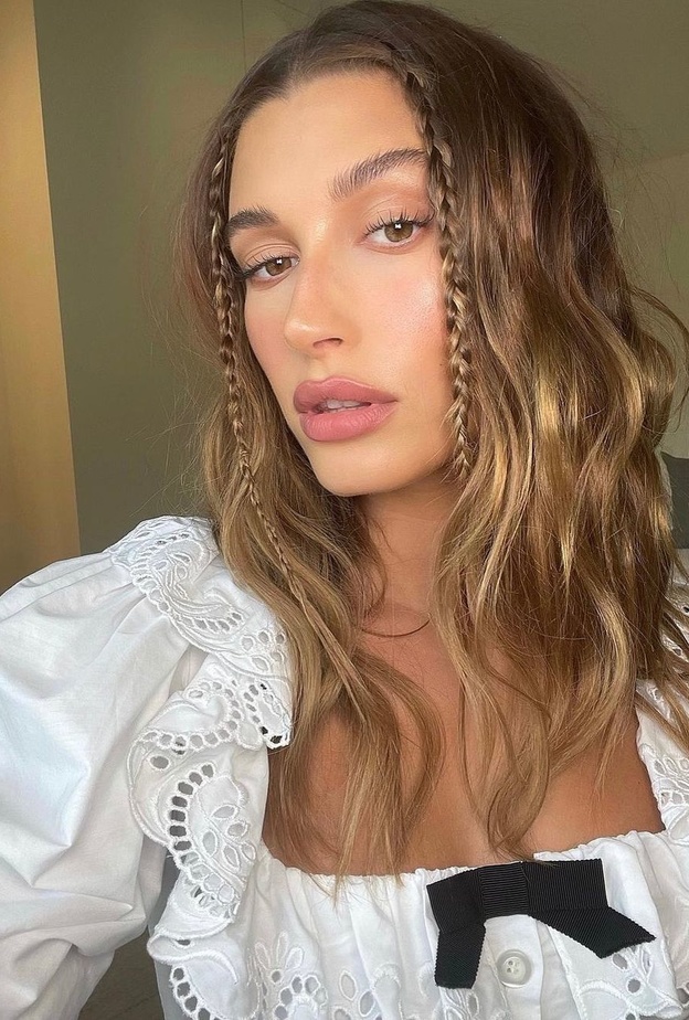 أفكار تسريحات شعر الضفائر العصرية بأسلوب النجمات العالميات لصيف 2022