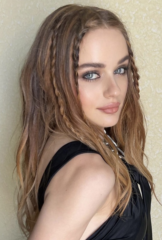 تسريحات شعر سهلة للشعر المنسدل من وحي تسريحات Joey King -  الصورة من حساب خبير الشعر dimitris Giannetos على انستغرام