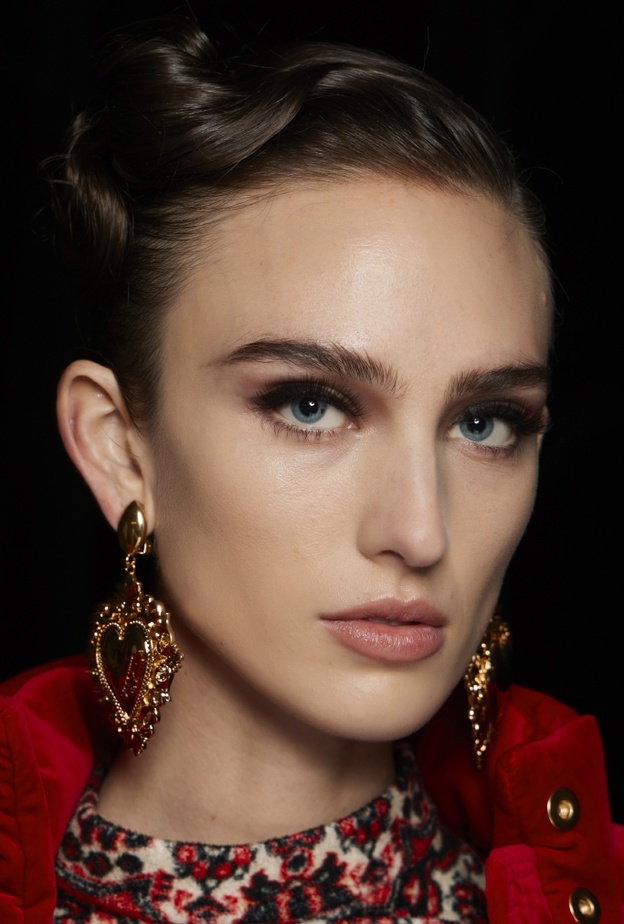 حيل مكياج ذكية لصاحبات الوجوه النحيفة