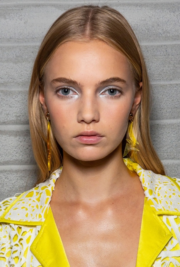 خطوات استخدام مستحضرات العناية بالبشرة الدهنية قبل تطبيق مكياج العيد