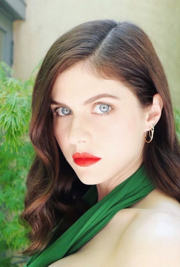 خطوات تطبيق مكياج ناعم على طريقة Alexandra Daddario  - الصورة من حسابها على انستغرام
