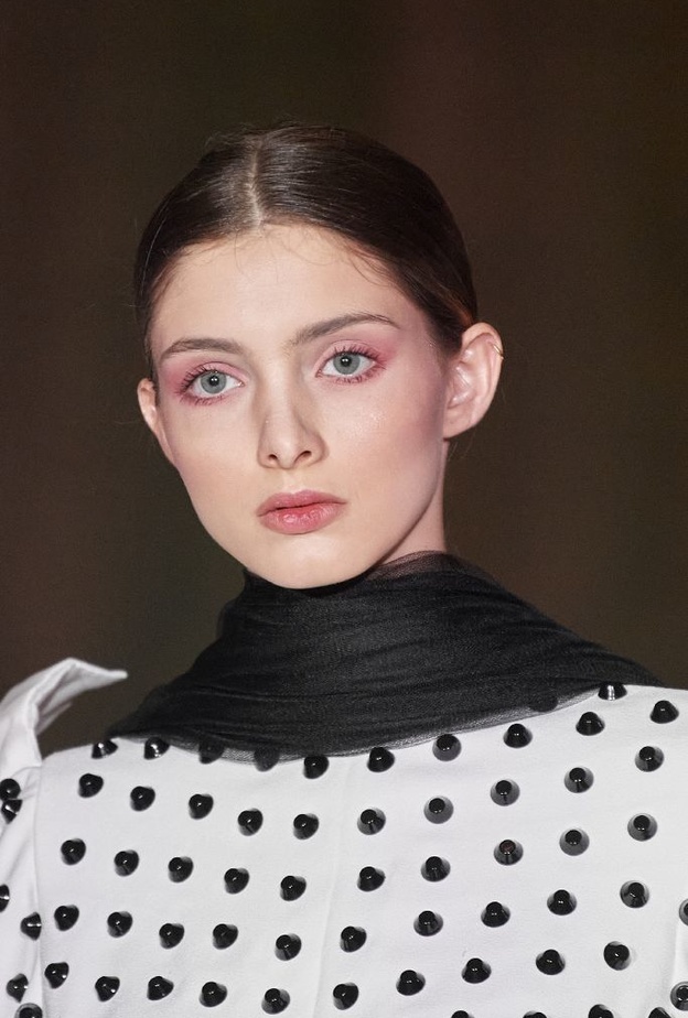 صيحات جمالية مع المكياج الزهري من دار Juana Martin