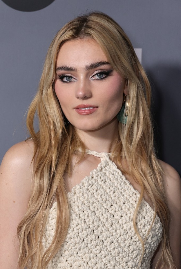 طريقة رسم العين بالآيلاينر لمكياج القطة على طريقة Meg Donnelly
