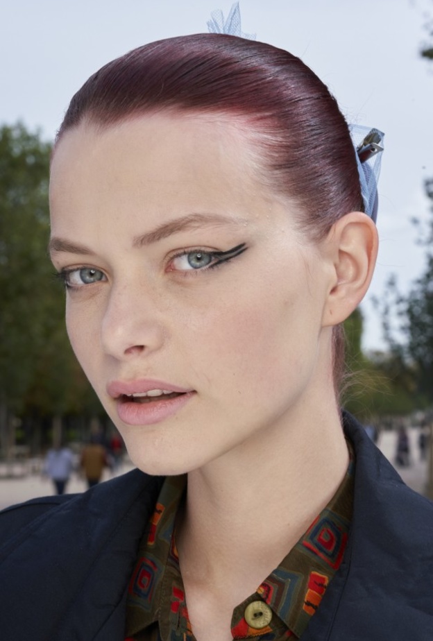 طريقة وضع الايلاينر السائل للمبتدئات من وحي عارضة ديور