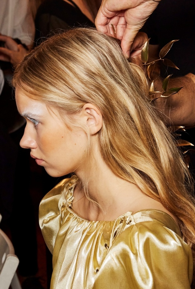  قص أطراف الشعر في الصيف تساعد غلى عدم اكسر الخصل وإعادة لمعانه