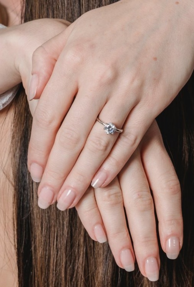 تنظيف الأظافر والتخلص من إصفرارها قبل العيد بوصفات سريعة