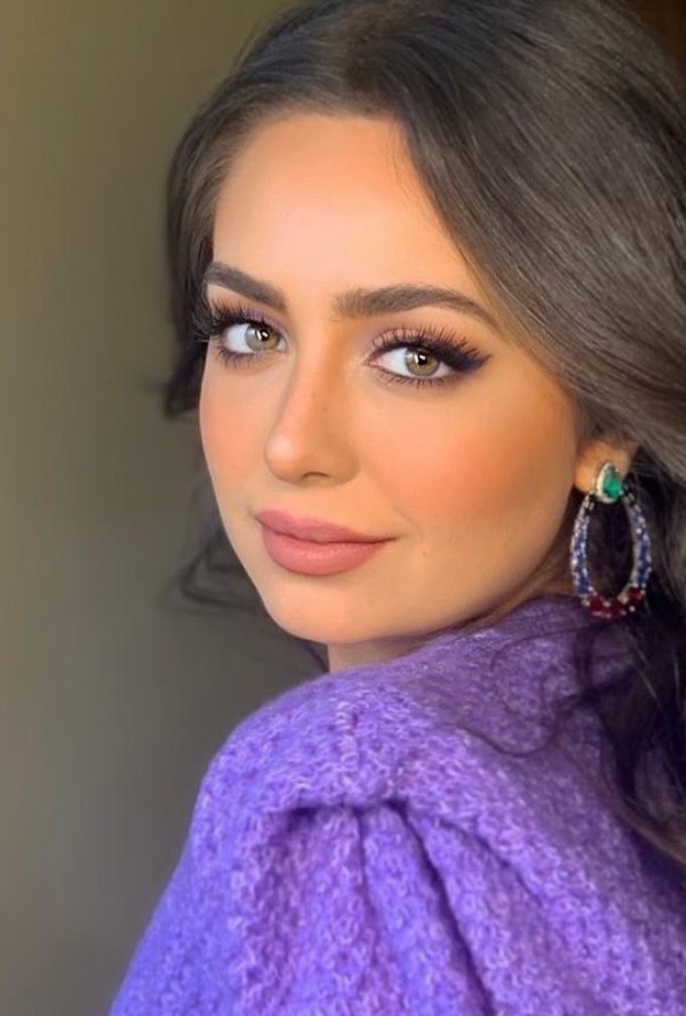 مكياج جذاب للصبايا بظلال ملونة من وحي إطلالات هبة مجدي