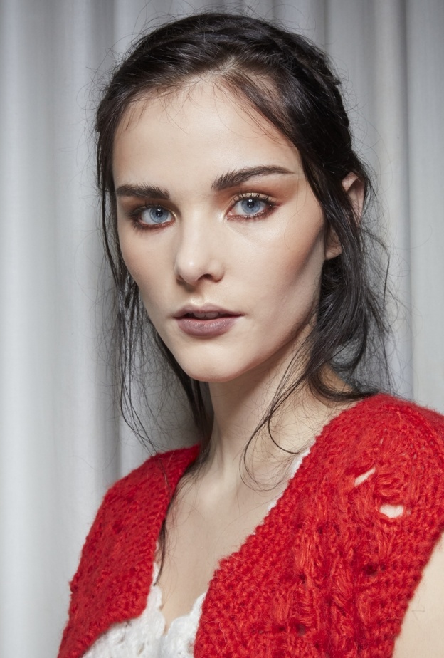 مكياج ربيعي برونزي يناسب شهر رمضان 2022 من  دارFrederick Anderson