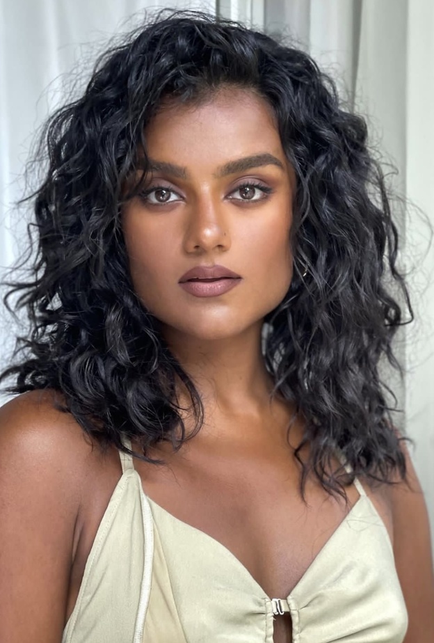 مكياج للبشرة السمراء بأسلوب سيمون أشليه - الصورة من حساب مصفف الشعر Peter Lux على انستغرام