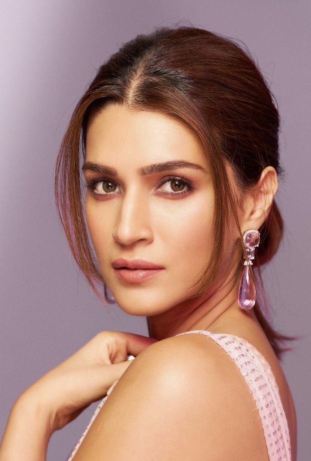 مكياج هندي ناعم بأسلوب طبيعي وألوان نيود على طريقة Kriti Sanon - الصورة من حسابها على انستغرام