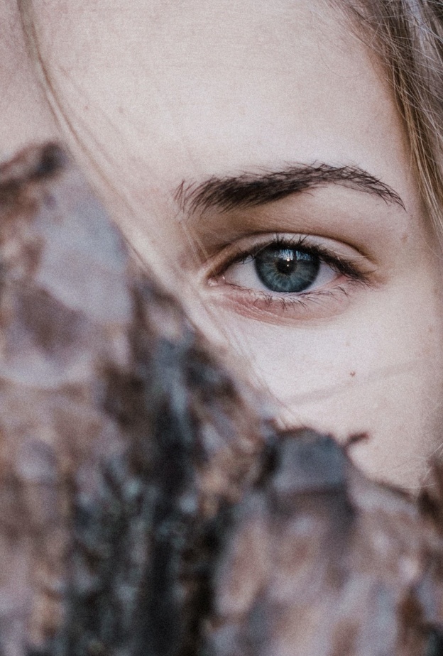 احصلي على جفون مشدودة وعالجي ترهلها بهذه الطرق الطبيعية