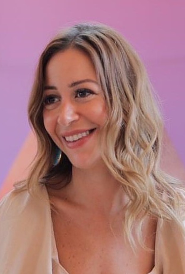 منة شلبي بـ نيو لوك شعر لافت في عيد ميلادها الـ 40