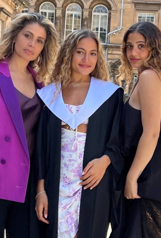 كنزي عمرو دياب تحتفل بتخرجها بحضور والدتها وشقيقتها وغياب والدها