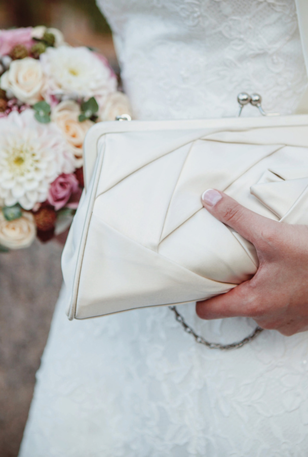 قومي بإعداد حقيبة اليد الخاصة بك والتي ستقومين بحملها في حفل زفافك