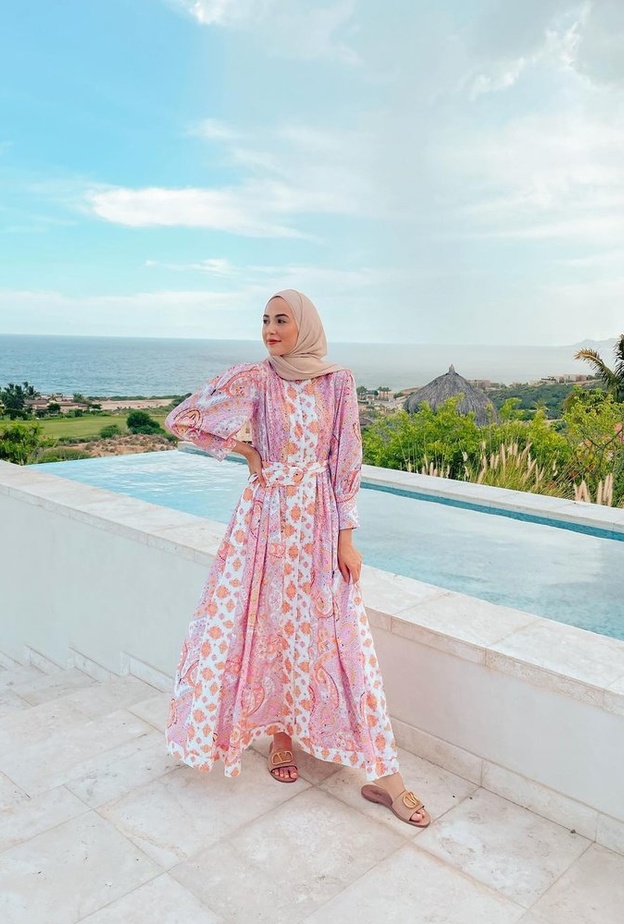 فستان طويل بمزيج أنثوي من الألوان بإطلالة ناعمة وأنيقة اختارتها لينا صنوبر