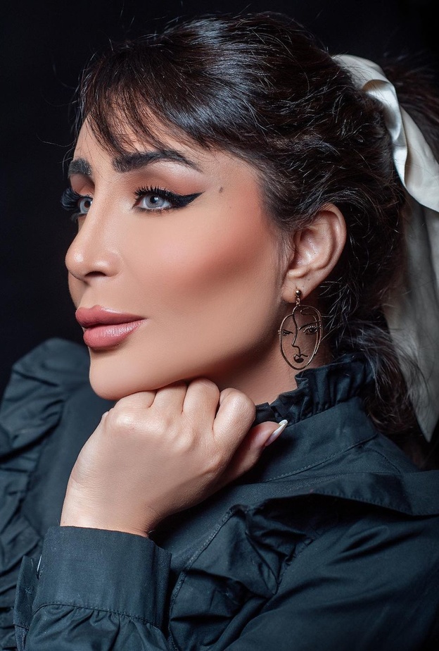 إطلالات جمالية للمرأة الأربعينية من وحي شيماء علي بعد إعلان حملها