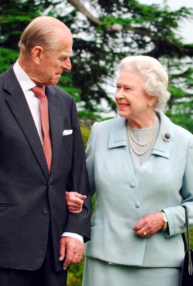 ملكة بريطانيا ترتدي بروش زهرة الأقحوان المزين بالياقوت الأزرق العزيز على قلبها