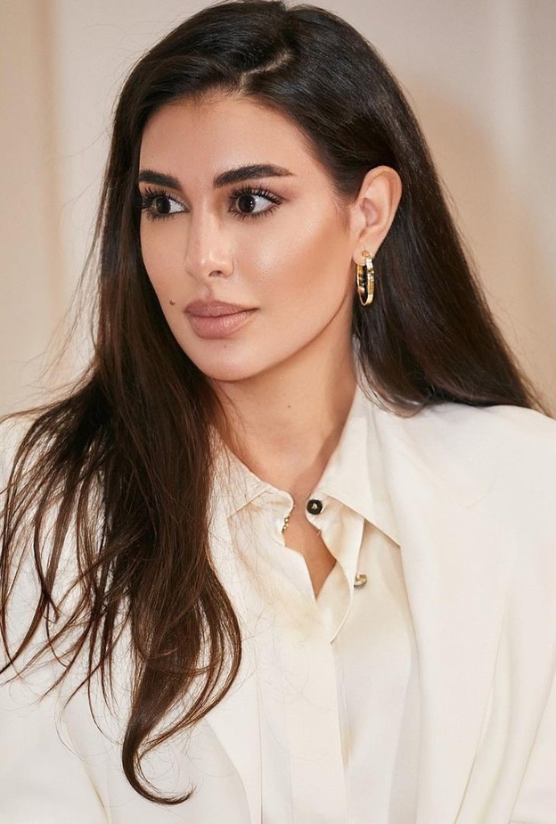 طرق تطبيق الغرة الجانبية مع تسريحات شعر مختلفة من وحي ياسمين صبري