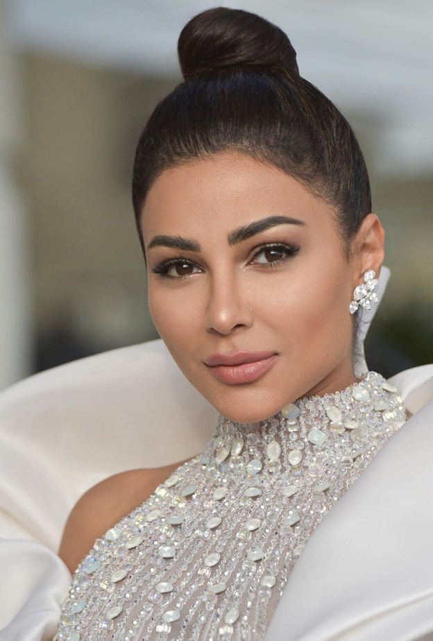 4 إطلالات جمالية بالخطوات لإطلالة عيد الاضحى من وحي نجمات الإمارات