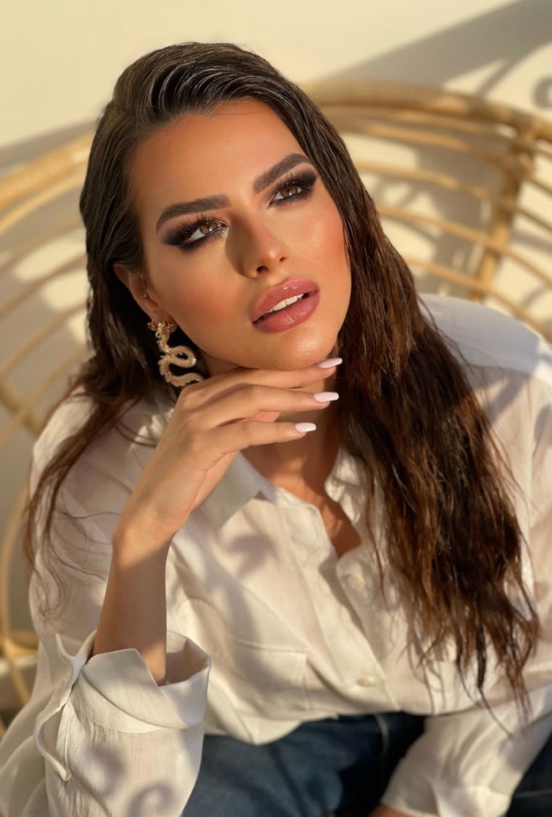 هنادي بأقراط اذن بتصميم الأفعى من مجموعة مجوهرات العلامة التجارية Solay Showroom