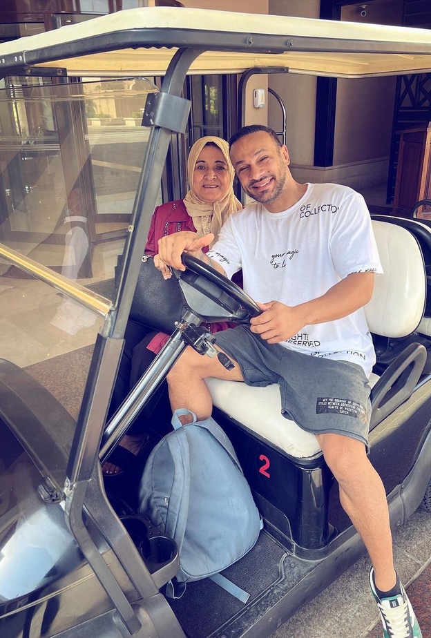 محمد عطية يكشف بفيديو طريف ما أحضرته له والدته بعد وصولها الى لبنان