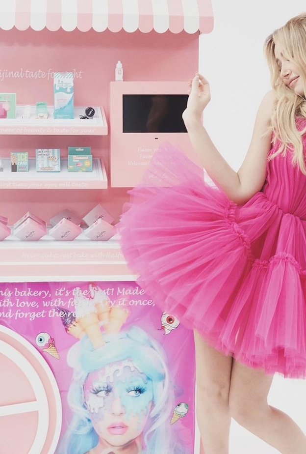 فساتين صيفية جذابة بألوان لافتة وساحرة بأسلوب هنا الزاهد المميّز