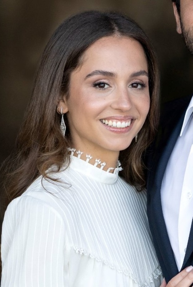 تفاصيل الإطلالة الجمالية للأميرة إيمان ابنة الملكة رانيا في حفل خطوبتها