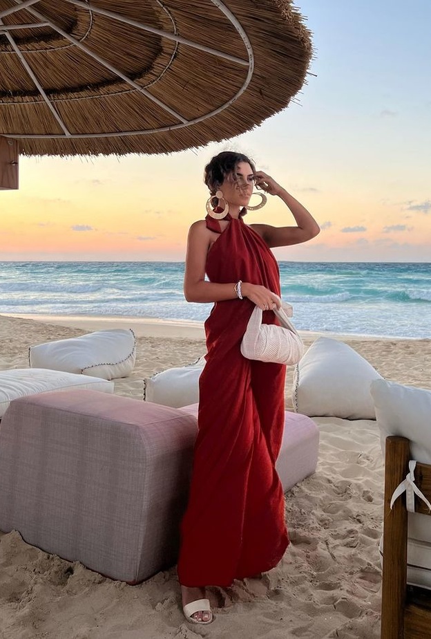 إطلالات مدونات الموضة البارزة أبرزها لنجود الرميحي بلوك صيفي ساحر