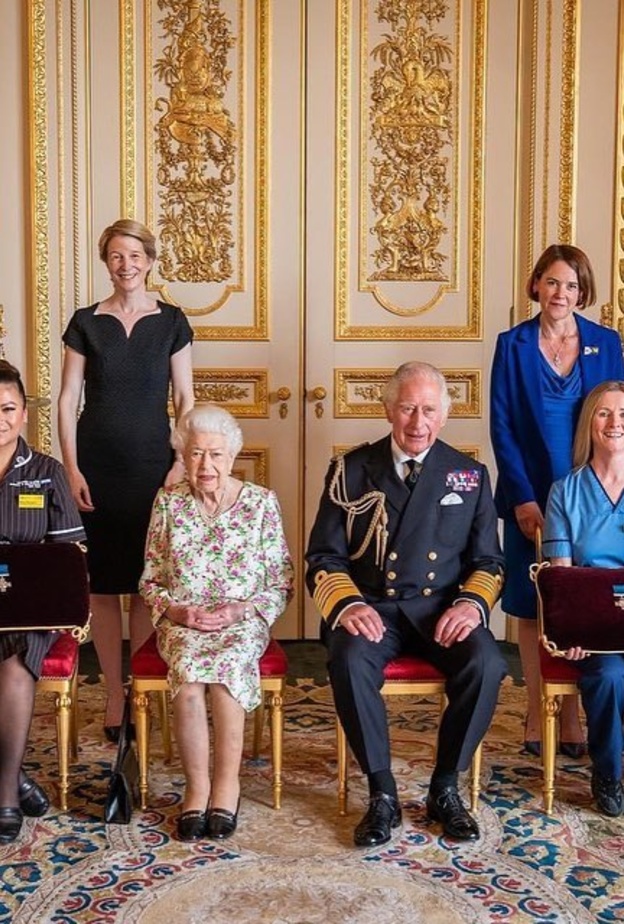 ملكة بريطانيا والأمير تشارلز يكرمان أول ممرضة في العالم تقوم بحقن المرضى بلقاح كورونا