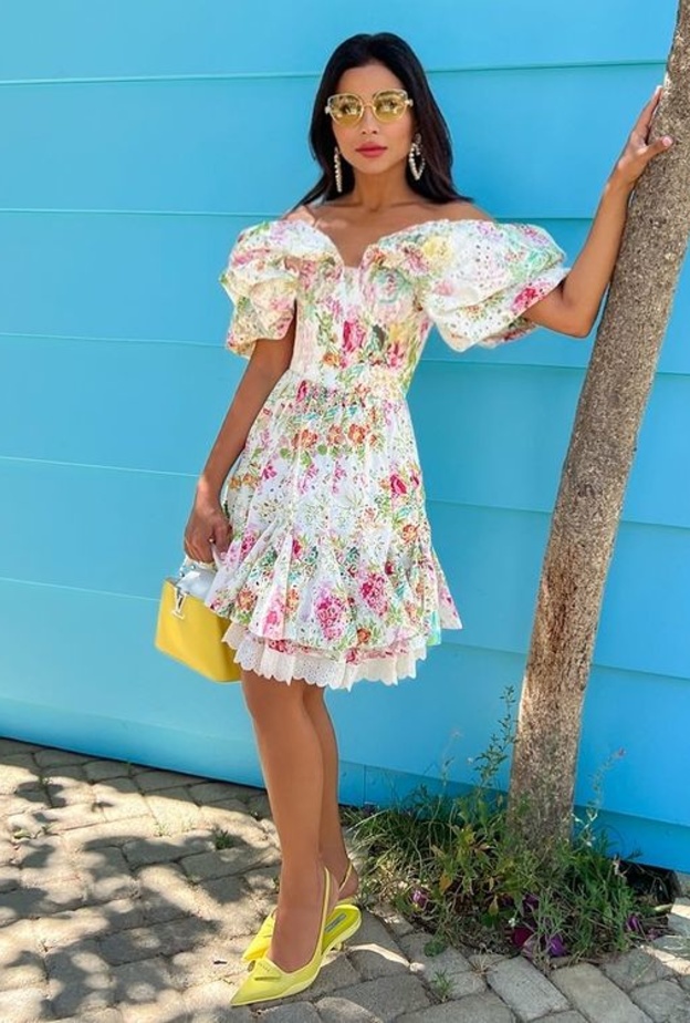 إطلالات مهيرة عبدالعزيز بلوك صيفي لافت ومنعش بفستان قصير بالورود