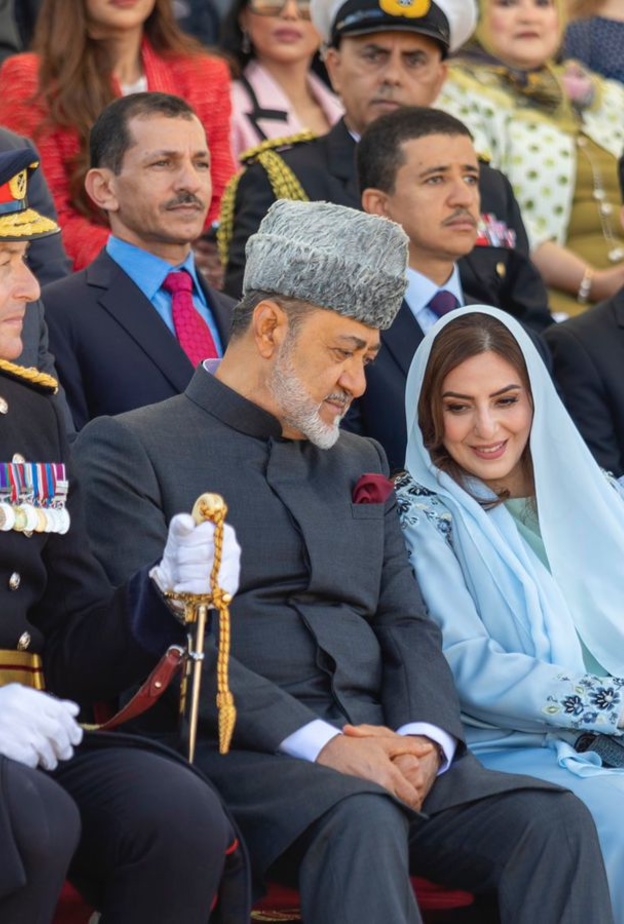 سلطان عمان والشيخة عهد يشاركان في حفل تخرج نجلهما من أكاديمية ساندهيرست