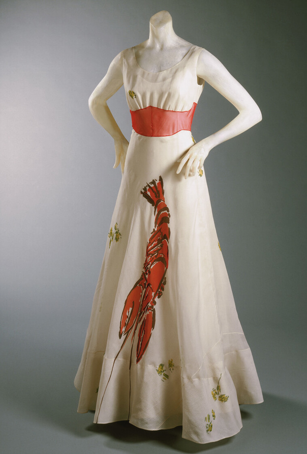 متحف الفنون الزخرفية في باريس يحتفل بإبداعات Schiaparelli عبر معرض "شوكينغ!" 