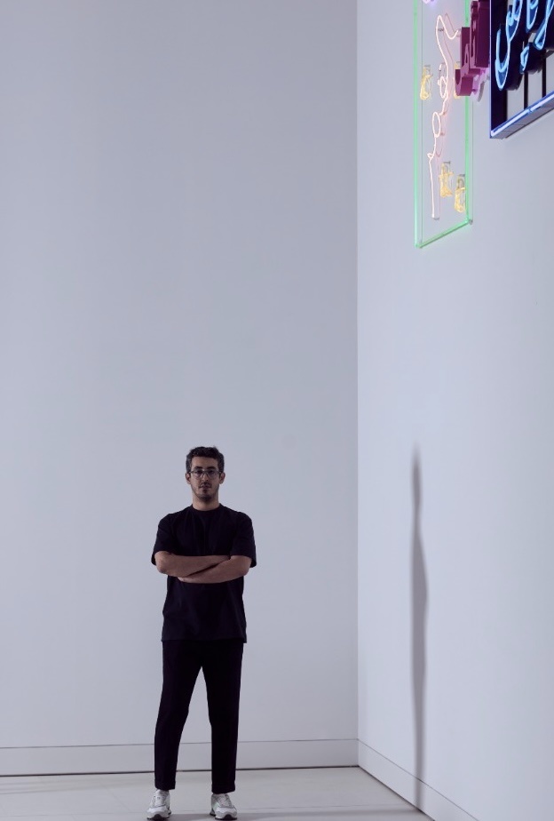 الفنان عبدالله العثمان يتحدث لـ"هي" عن مشاركته في معرض "أماكن" في إثراء 