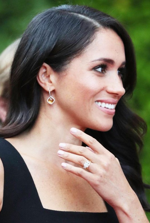 ميغان ماركل بقطعة مجوهرات مرصعة بحجر السترين