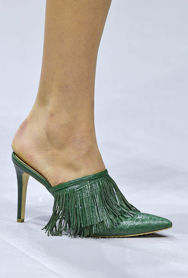 أحذية المول الملونة صيحة سترافق إطلالاتك في خريف 2022