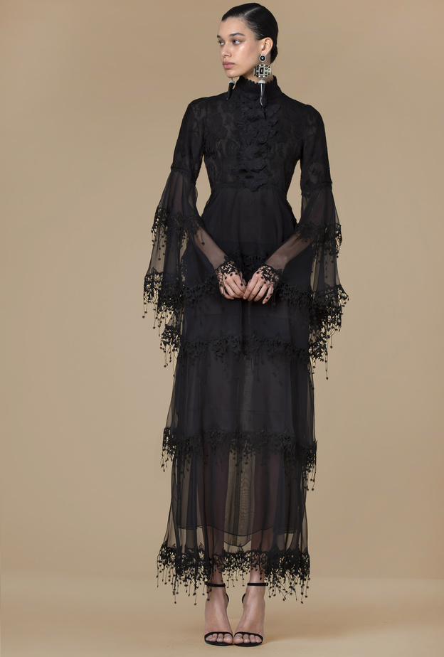 موديلات فساتين سهرة محتشمة باللون الأسود لسهرات عيد الأضحى 2022