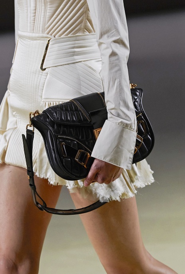 حقائب خريف وشتاء 2022 باللّون الأسود من Balmain