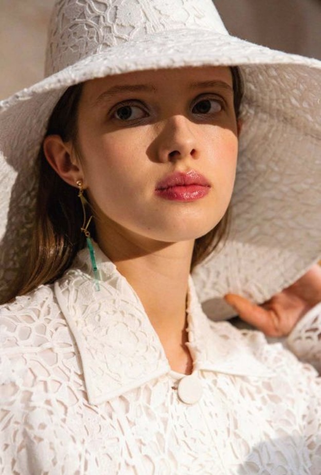 أهم مستحضرات العناية بالبشرة والمكياج لرحلتك الصيفية