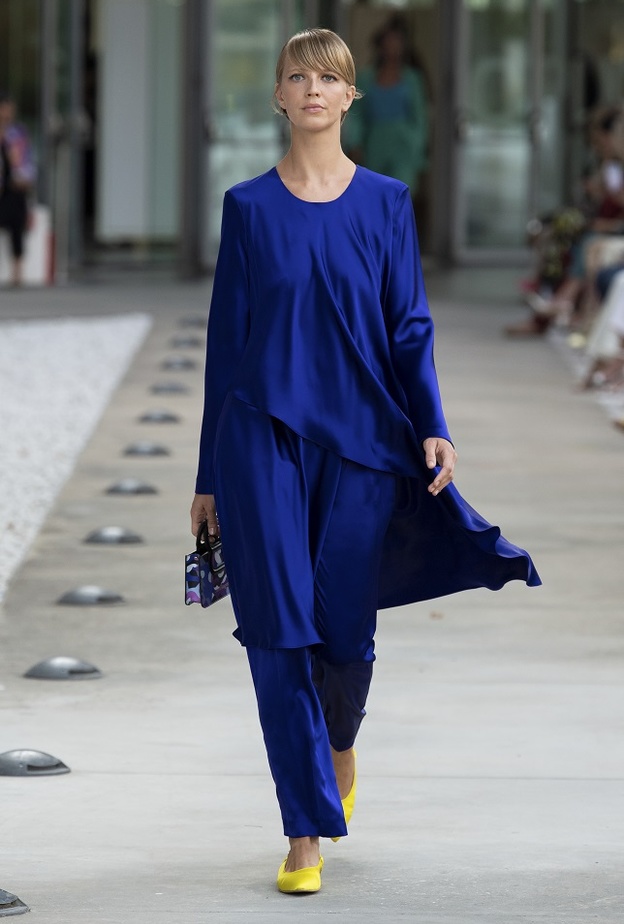 تنسيق بلايز طويلة بأسلوب شيك لافت بإطلالة بالأزرق من Laura Biagiotti