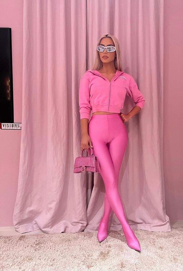 كيم كارداشيان في لوك دمية باربي