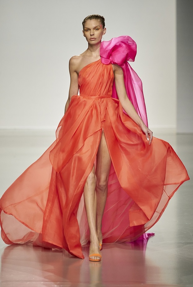 إطلالات بألوان الفليو  بأسلوب الفستان الطويل من Celia Kritharioti