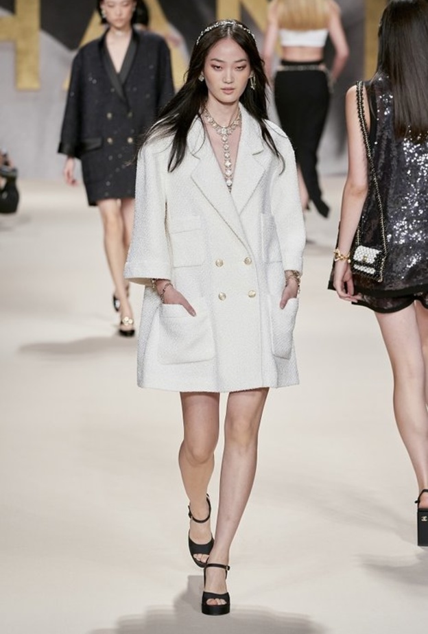 تنسيق إطلالات العيد بأسلوب الفساتين الواسعة الملونة من CHANEL